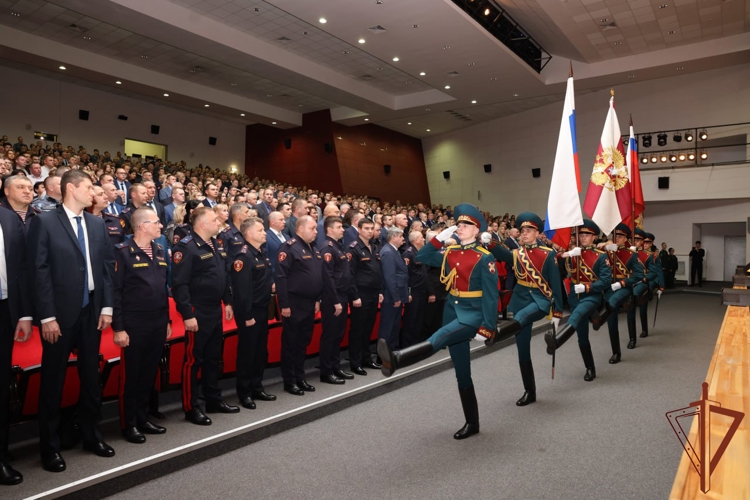 Заместитель директора Росгвардии Василий Сонин вручил государственные и ведомственные награды сотрудникам вневедомственной охраны в день профессионального праздника (видео)