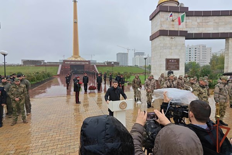Заместитель командующего ОГВ(с) принял участие в открытии военно-патриотических игр в Грозном