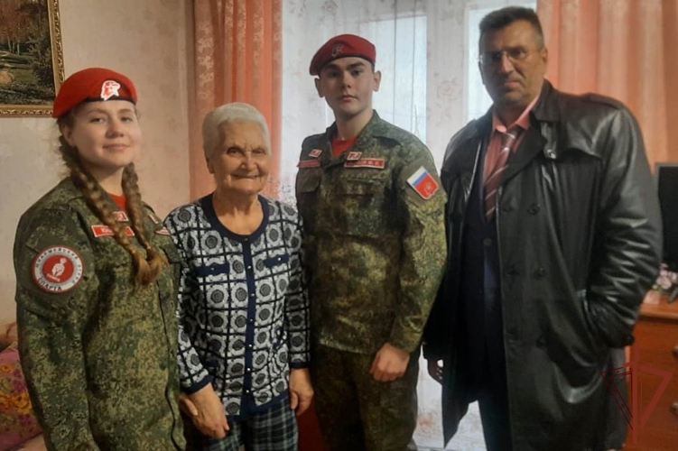 Военнослужащие и сотрудники Сибирского округа Росгвардии поздравили ветеранов ведомства с Международным днем пожилого человека