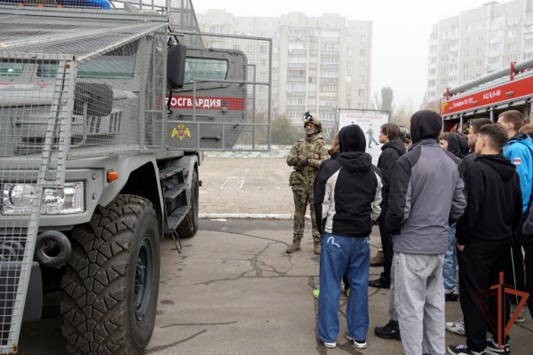 Допризывная молодежь в Центральной России познакомилась со службой в Росгвардии