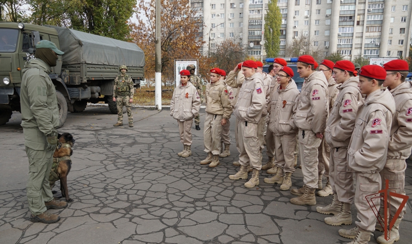 Допризывная молодежь в Центральной России познакомилась со службой в Росгвардии