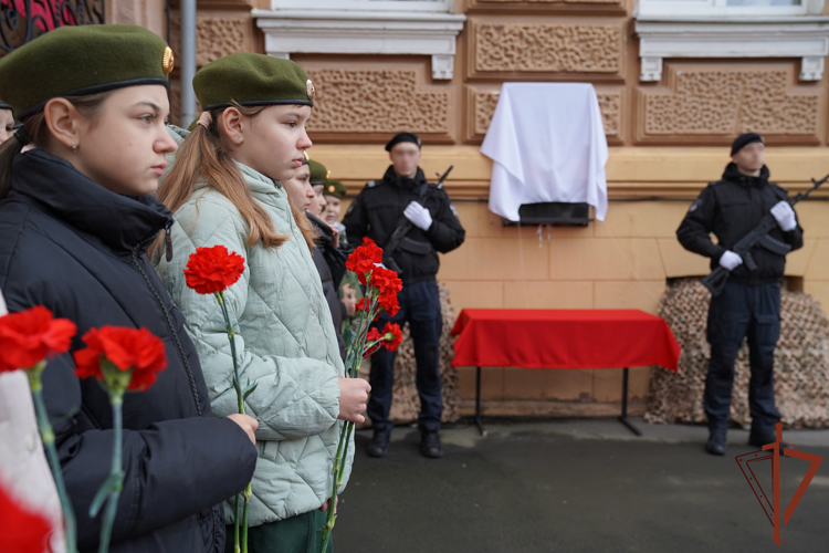 Мемориальную доску сотруднику Росгвардии открыли в Курске