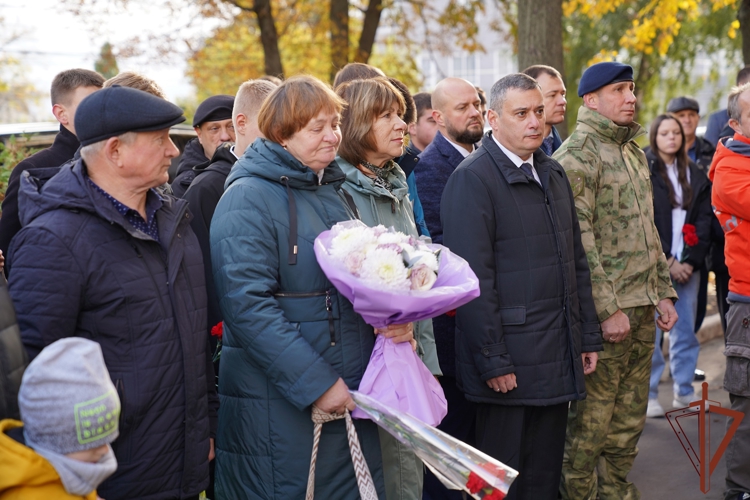Мемориальную доску сотруднику Росгвардии открыли в Курске