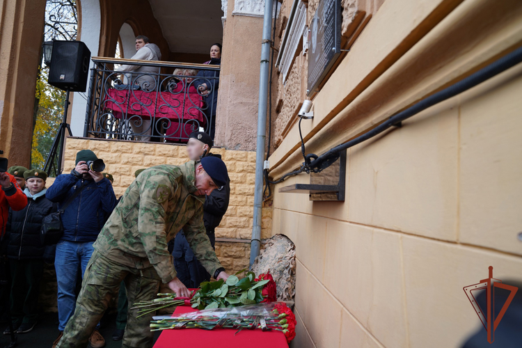 Мемориальную доску сотруднику Росгвардии открыли в Курске
