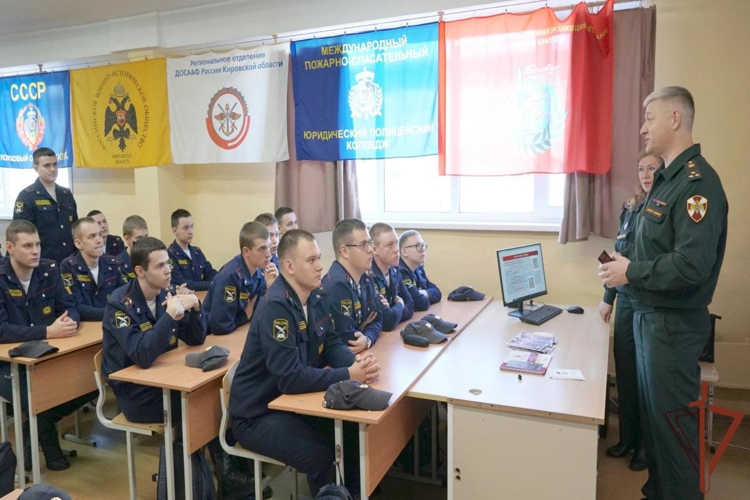 Офицеры Военной академии Росгвардии встретились с кировскими кадетами