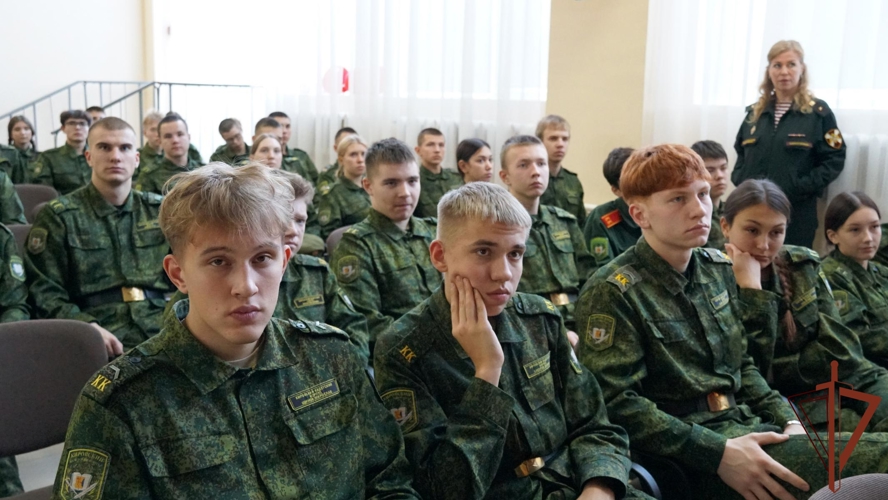 Офицеры Военной академии Росгвардии встретились с кировскими кадетами