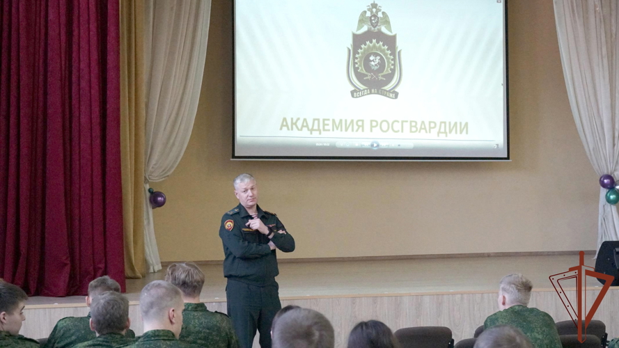 Офицеры Военной академии Росгвардии встретились с кировскими кадетами