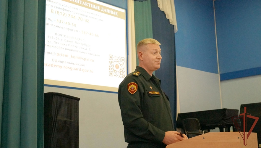 Офицеры Военной академии Росгвардии встретились с кировскими кадетами