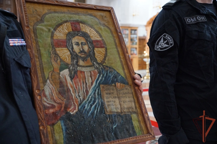 В Хабаровске состоялось освящение походной иконы ОМОН Росгвардии