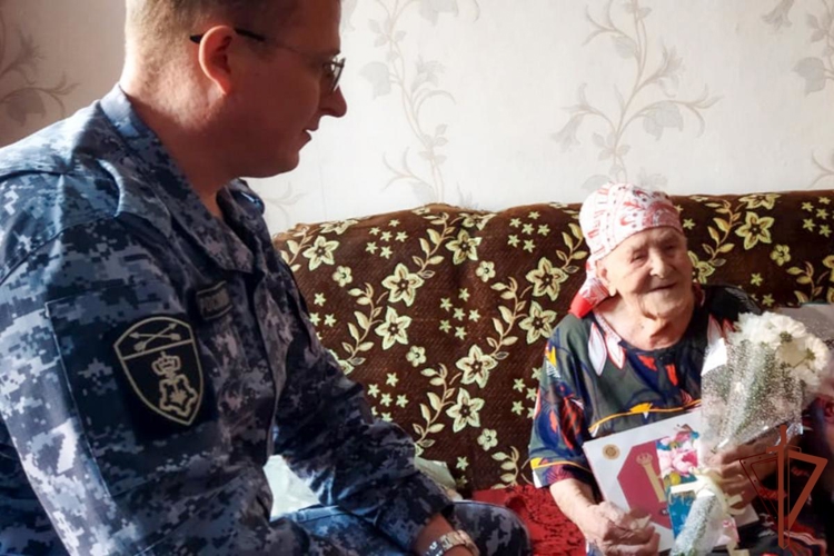 Росгвардейцы в Кузбассе поздравили труженицу тыла с 104-летием 