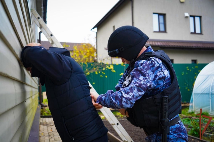 В Подмосковье росгвардейцы отработали тактику действий при проникновении злоумышленников в частные дома и квартиры (видео)