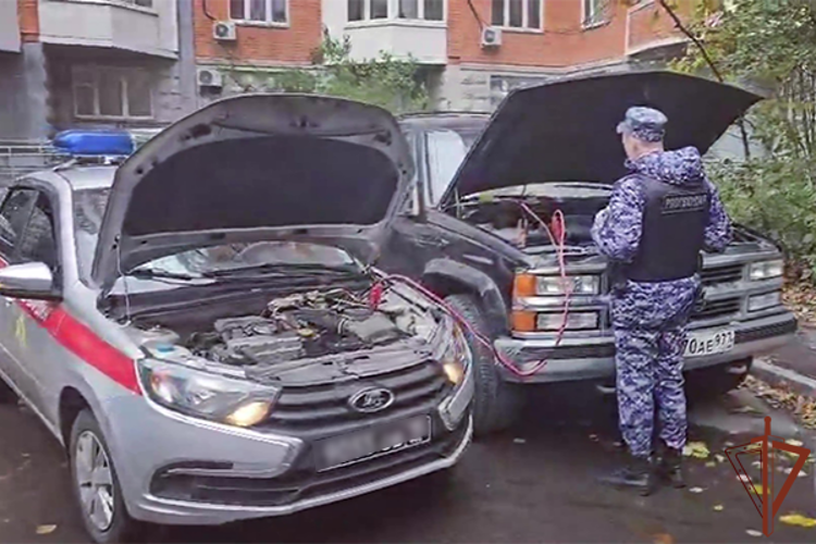 В Москве росгвардейцы помогли водителю заглохшего автомобиля (видео)