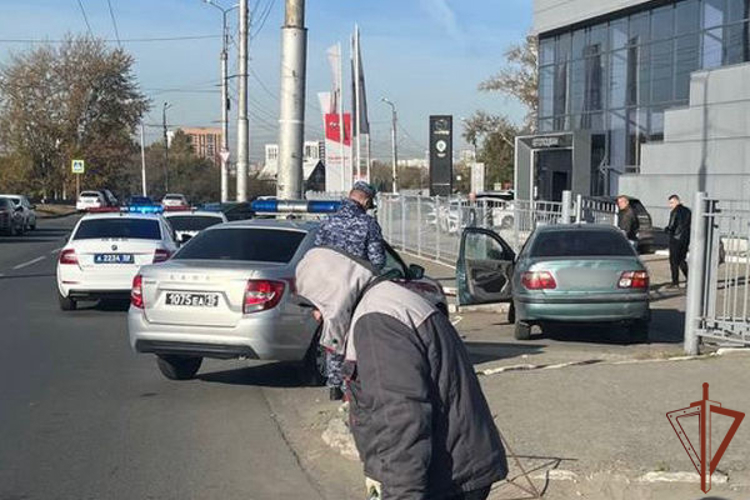 В Пензе росгвардейцы задержали нетрезвого водителя, устроившего ДТП на территории автосалона