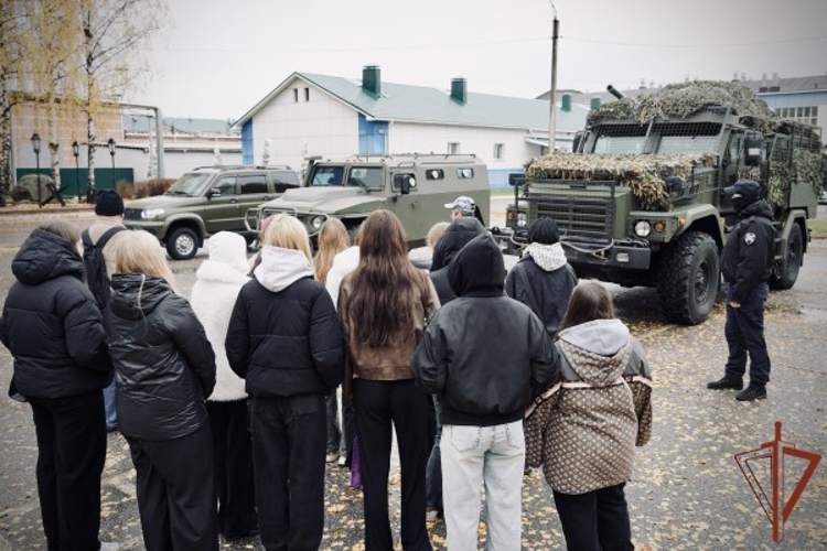 Допризывная молодежь в Центральной России познакомилась со службой в Росгвардии