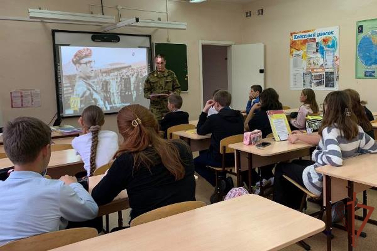 Уроки мужества проводят росгвардейцы для школьников из Сибири  