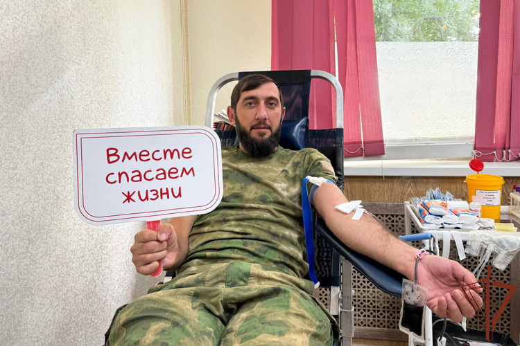 Росгвардейцы поддержали всероссийскую донорскую акцию в Гудермесе