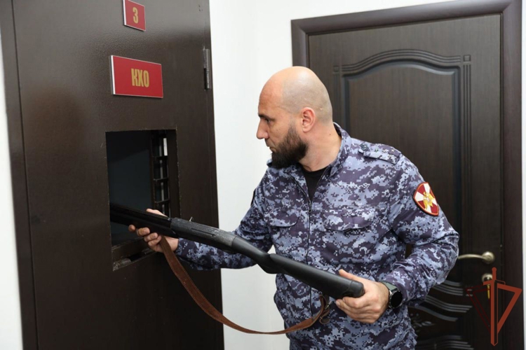 В Управление Росгвардии по Чеченской Республике граждане передали 20 единиц оружия для нужд СВО