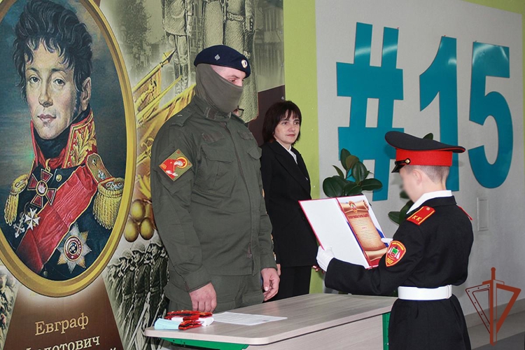 В Мелитополе учащиеся подшефных классов Росгвардии вступили в ряды кадетского братства