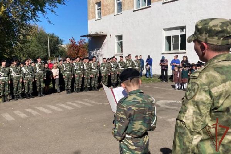 Уроки мужества проводят росгвардейцы для школьников из Сибири  