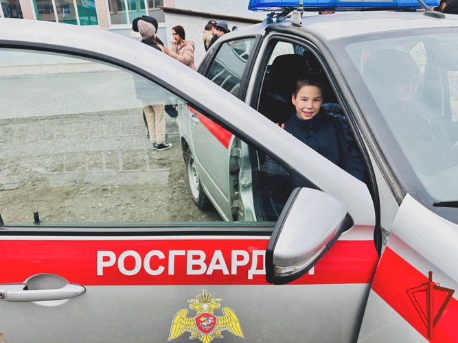 Росгвардейцы провели профориентационные и патриотические встречи с молодежью в регионах Сибири