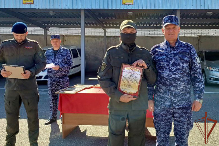 Сотрудников СОБР Росгвардии на Северном Кавказе поздравили с профессиональным праздником