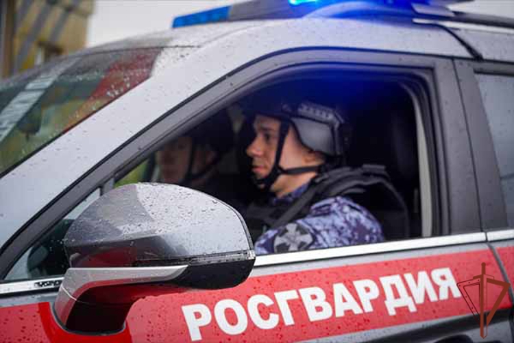 Сотрудники Росгвардии в центре Москвы оказали помощь водителю с неисправным автомобилем (видео)