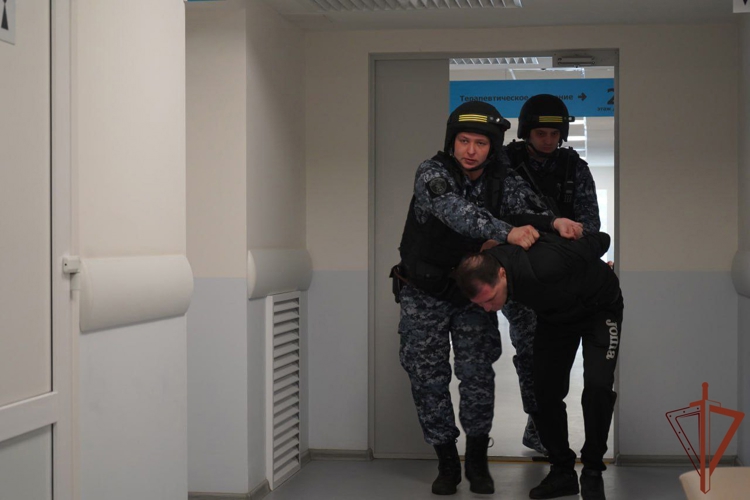 В Подмосковье сотрудники Росгвардии провели учение по обеспечению безопасности объекта здравоохранения (видео)