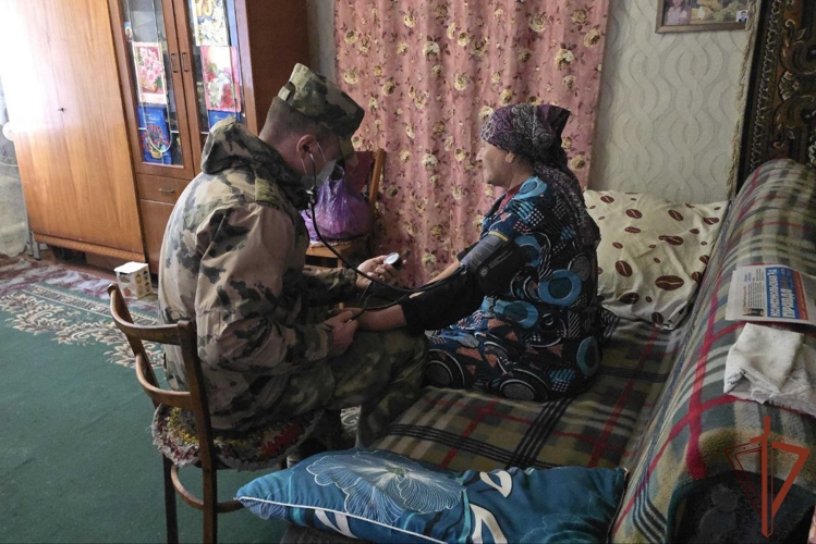 Ко Дню пожилого человека росгвардейцы оказали адресную помощь жителям ЛНР
