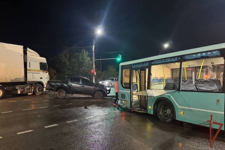 В ЛНР росгвардейцы оказали помощь пострадавшим в ДТП