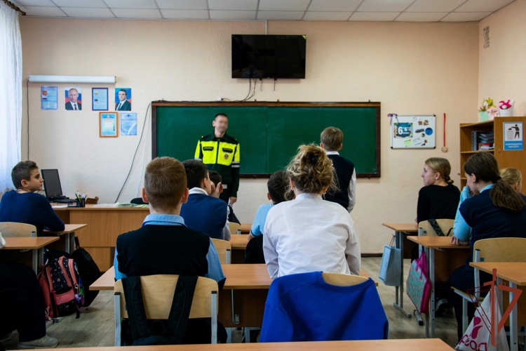 В Луганске росгвардейцы провели урок по безопасности дорожного движения для школьников