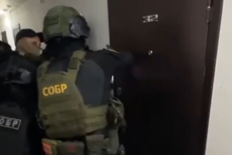 В Новосибирске при силовой поддержке СОБР Росгвардии задержан пособник украинских телефонных мошенников (видео)