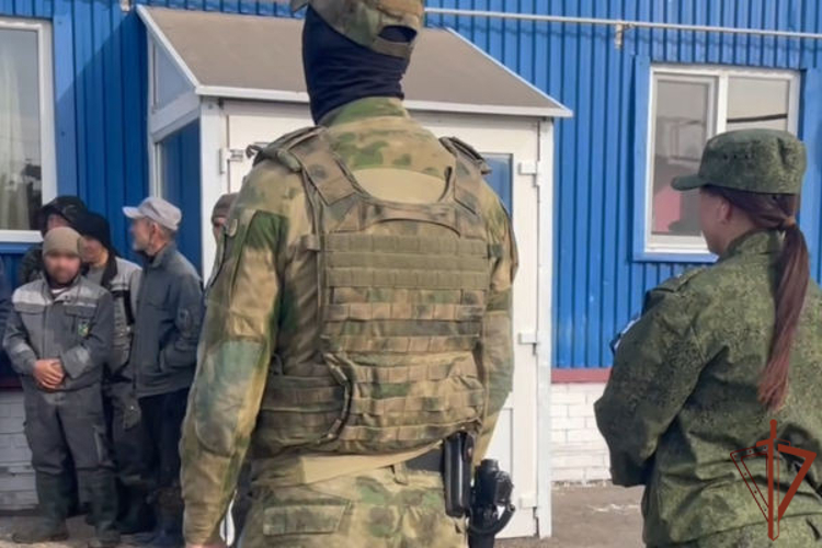 При силовой поддержке спецназа Росгвардии в Саратове прошли рейды против незаконной миграции