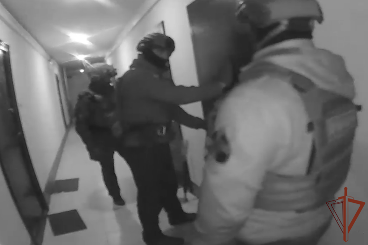 В Санкт-Петербурге при силовой поддержке ОМОН Росгвардии задержаны подозреваемые в умышленном повреждении железнодорожного оборудования (видео)
