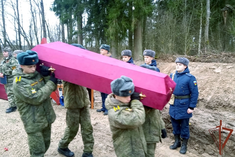 Сотрудники Росгвардии в Ленинградской области почтили память погибших в фашистском концлагере соотечественников