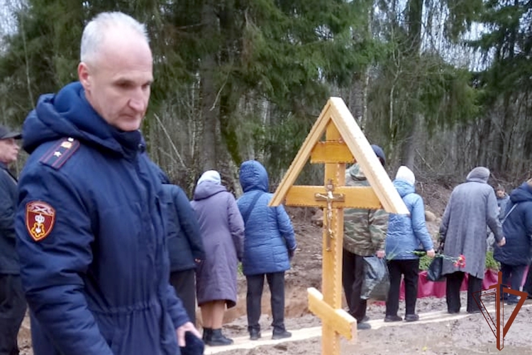 Сотрудники Росгвардии в Ленинградской области почтили память погибших в фашистском концлагере соотечественников
