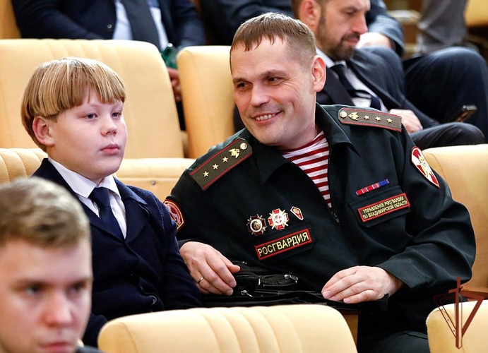 В преддверии Дня отца в Государственной Думе чествовали многодетного отца – военнослужащего Росгвардии