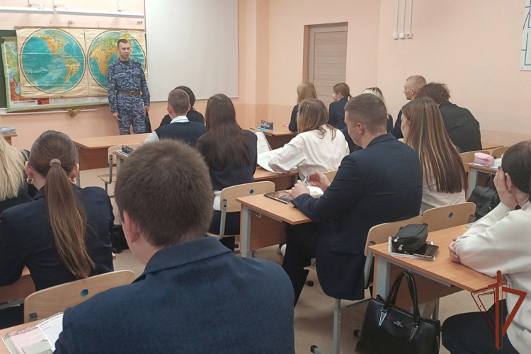 Росгвардейцы знакомят уральских школьников с профессией защитника Отечества