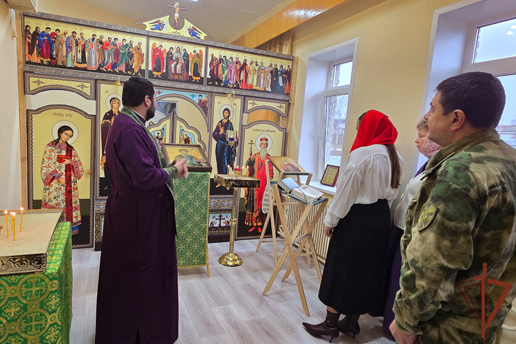 Православную молитвенную комнату освятили для росгвардейцев на Урале