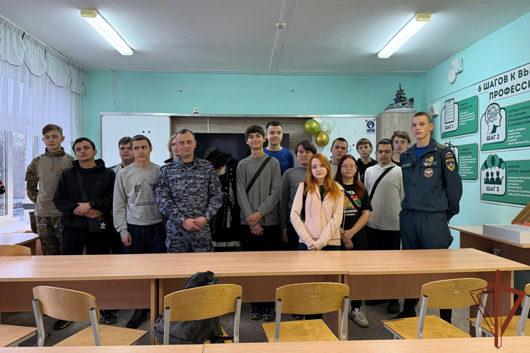 Росгвардейцы знакомят уральских школьников с профессией защитника Отечества