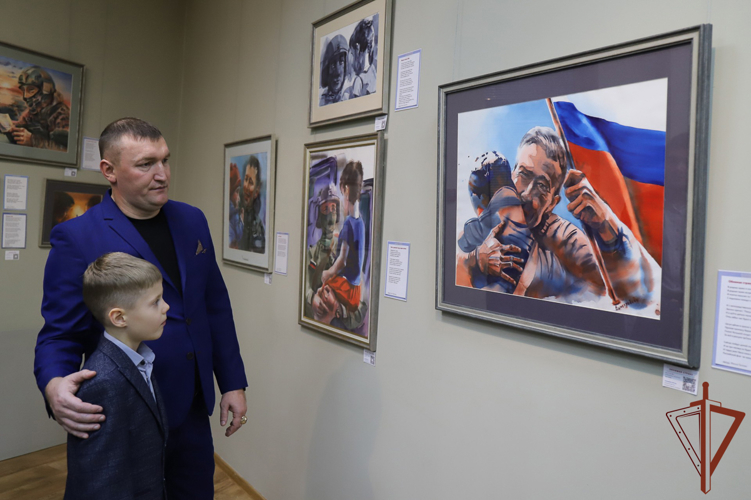 В Ханты-Мансийске состоялась презентация выставки картин «Я вернусь!» супруги офицера Росгвардии