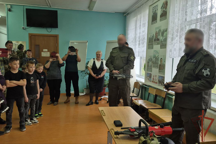 На Урале росгвардейцы провели патриотические встречи с молодежью 