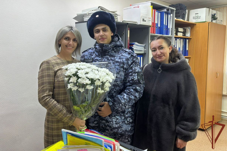 На Урале росгвардейцы поздравили матерей и навестили семьи погибших сослуживцев 