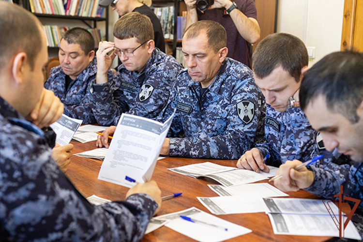 Военнослужащие и сотрудники Сибирского округа Росгвардии приняли участие во Всероссийской акции «Большой этнографический диктант»