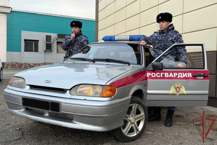 Росгвардейцы оказали доврачебную помощь жителю Хакасии