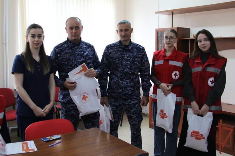 Во Владикавказе росгвардейцы сдали донорскую кровь