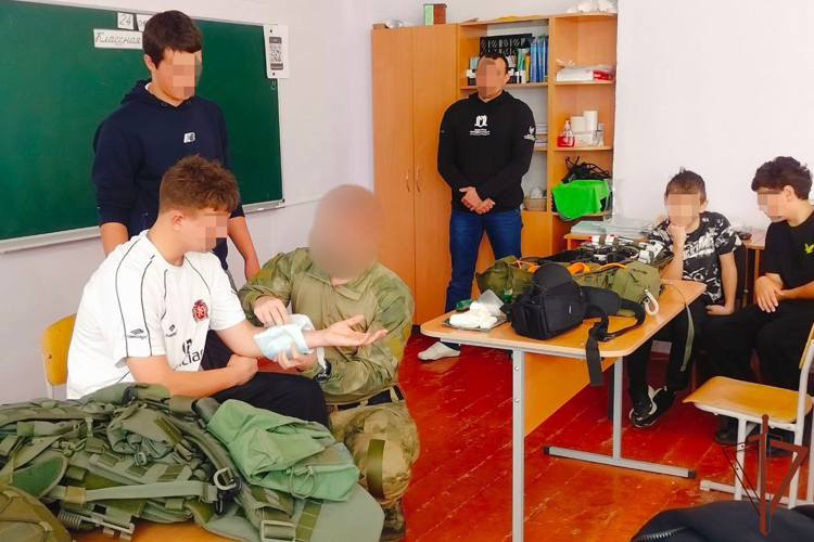 Уроки мужества провели росгвардейцы для школьников Херсонской и Запорожской областей 