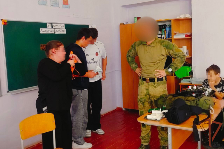Уроки мужества провели росгвардейцы для школьников Херсонской и Запорожской областей 