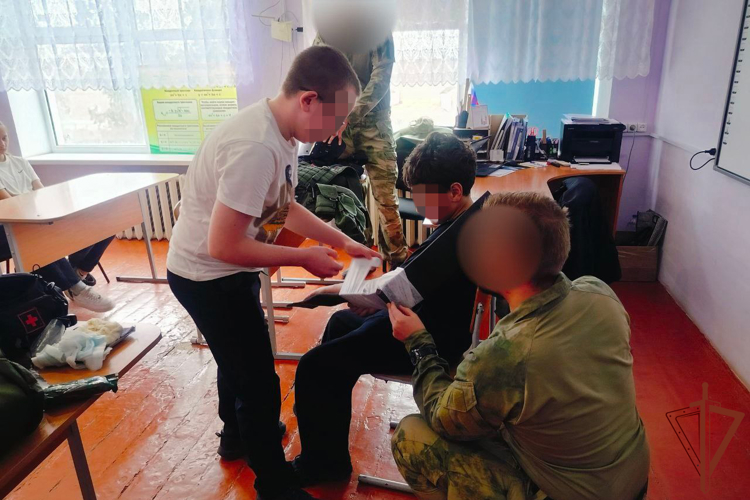 Уроки мужества провели росгвардейцы для школьников Херсонской и Запорожской областей 