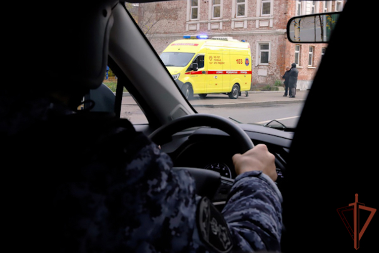 В Москве росгвардейцы оказали помощь женщине, получившей травму в результате ДТП