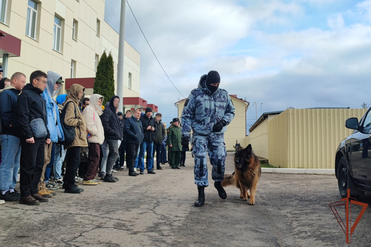 В Центральном федеральном округе при участии росгвардейцев проходит всероссийская акция «День призывника»